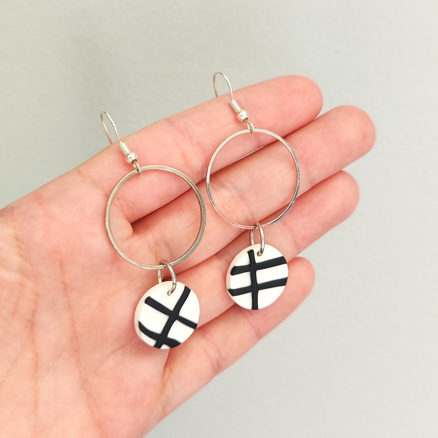 Pendientes blancos y negros plateados