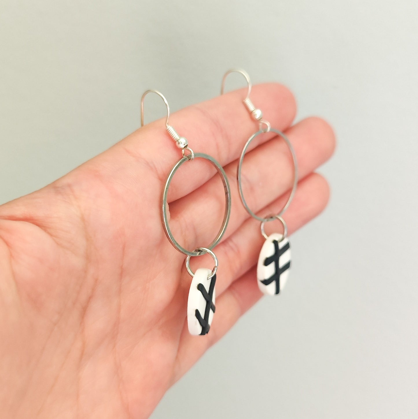 Pendientes blancos y negros plateados