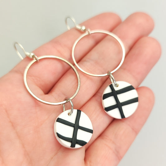 Pendientes blancos y negros plateados
