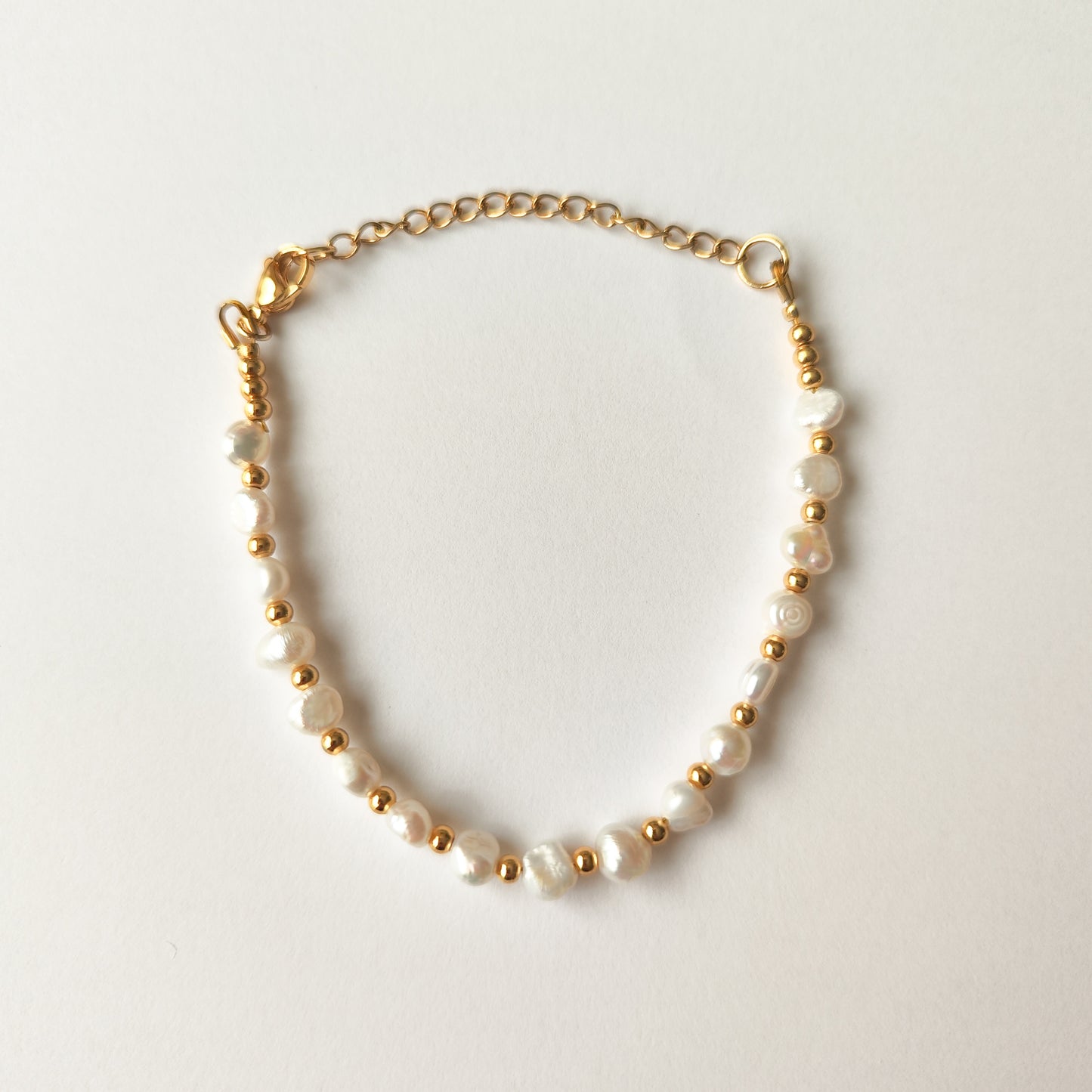 Pulsera de Perlas Naturales y Esferas Doradas