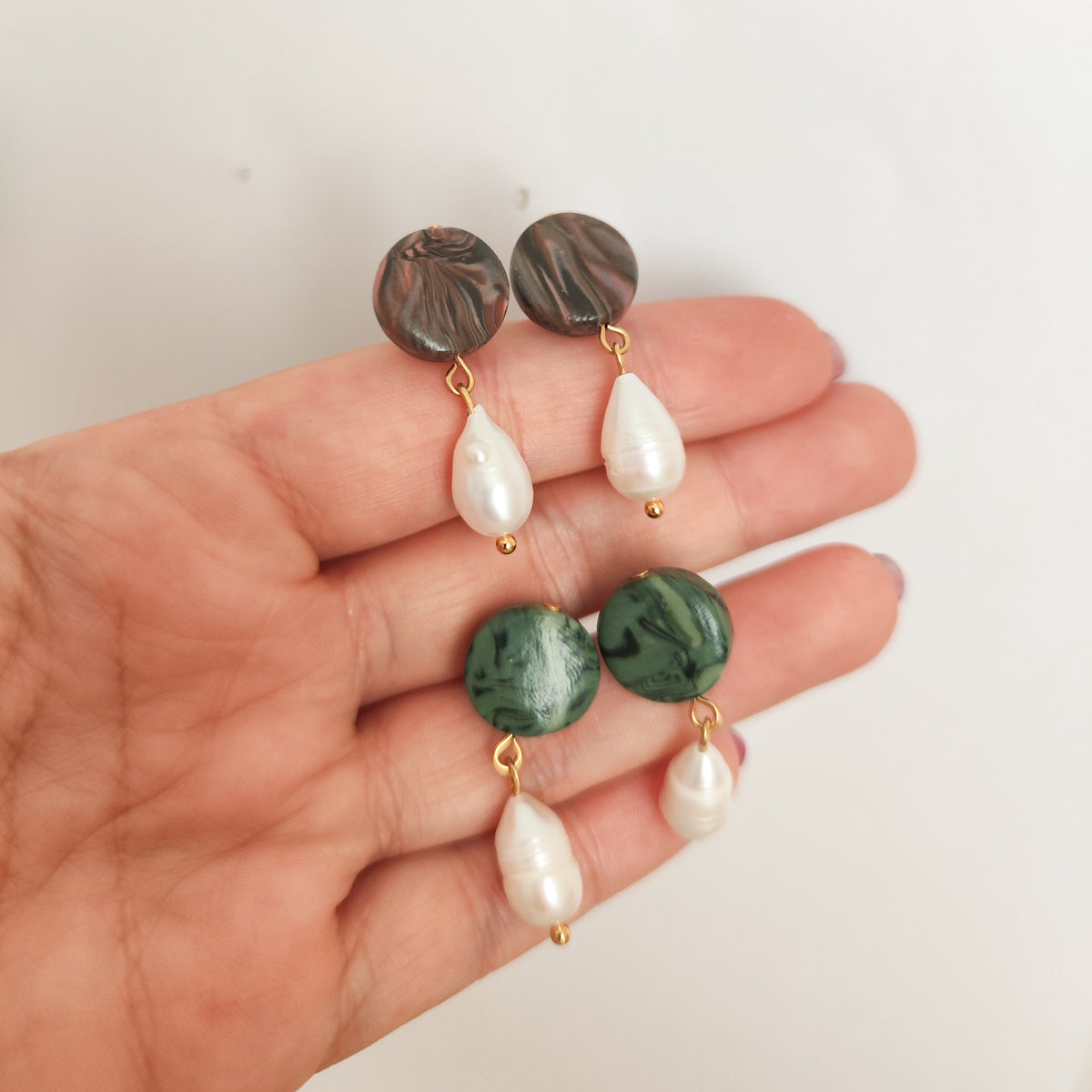 Pendientes Pequeños de Perlas y Arcilla