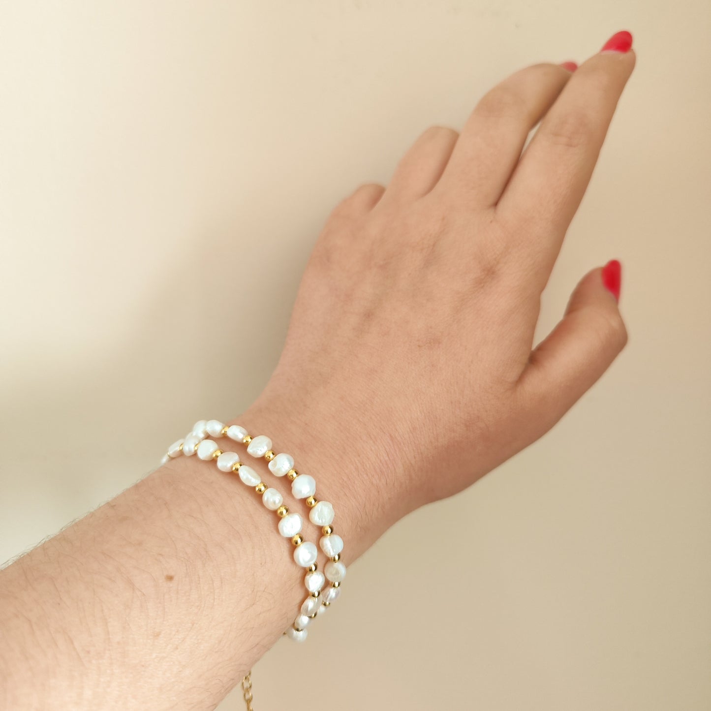 Pulsera de Perlas Naturales y Esferas Doradas