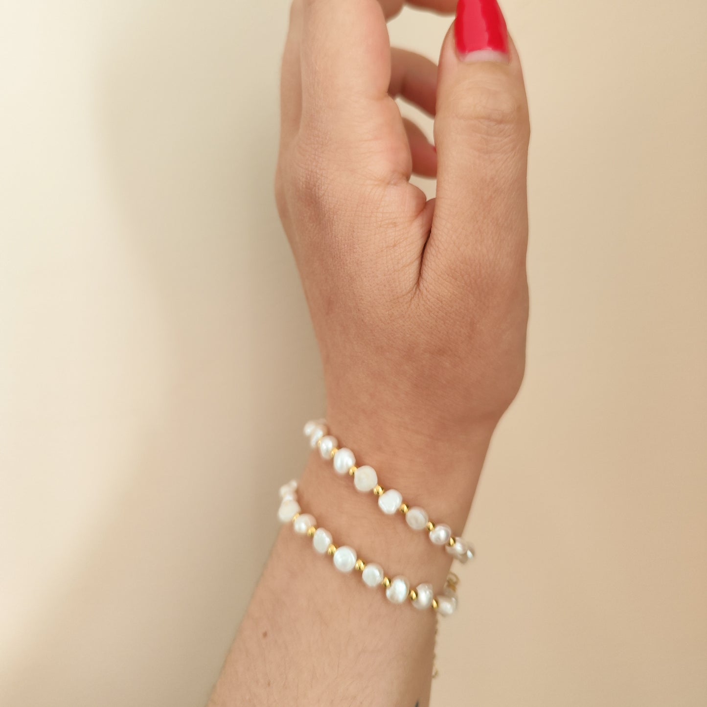 Pulsera de Perlas Naturales y Esferas Doradas