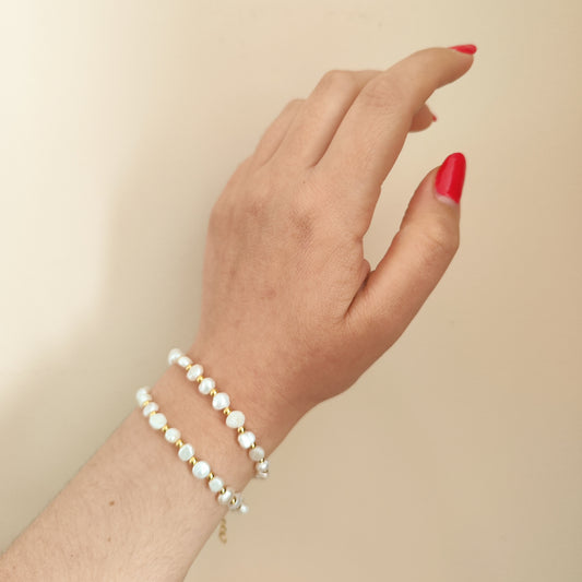 Pulsera de Perlas Naturales y Esferas Doradas
