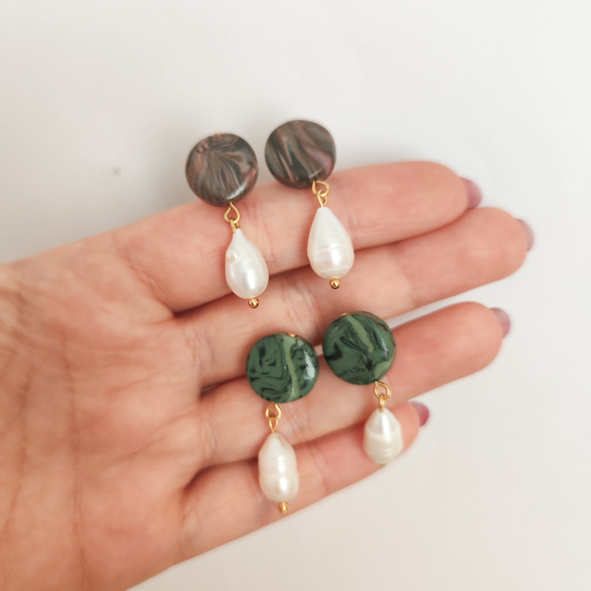 Pendientes Pequeños de Perlas y Arcilla
