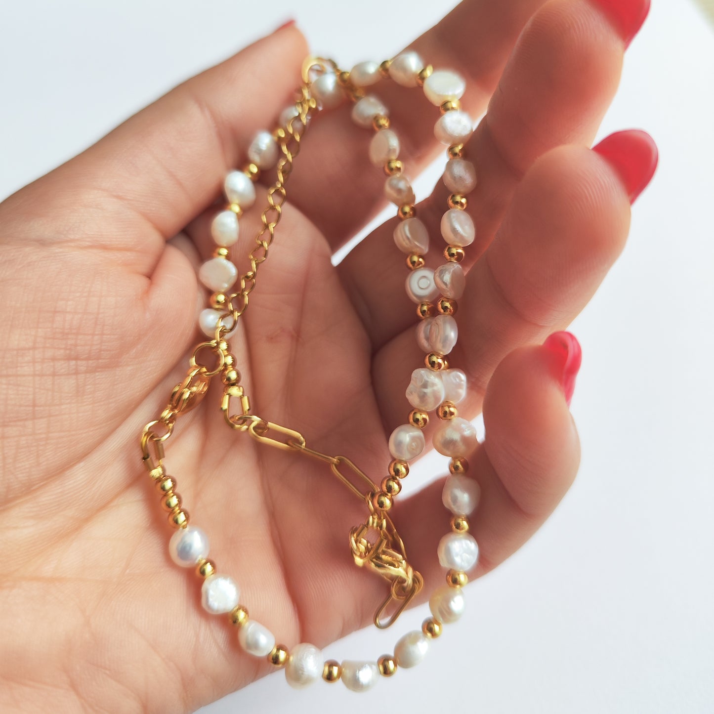 Pulsera de Perlas Naturales y Esferas Doradas