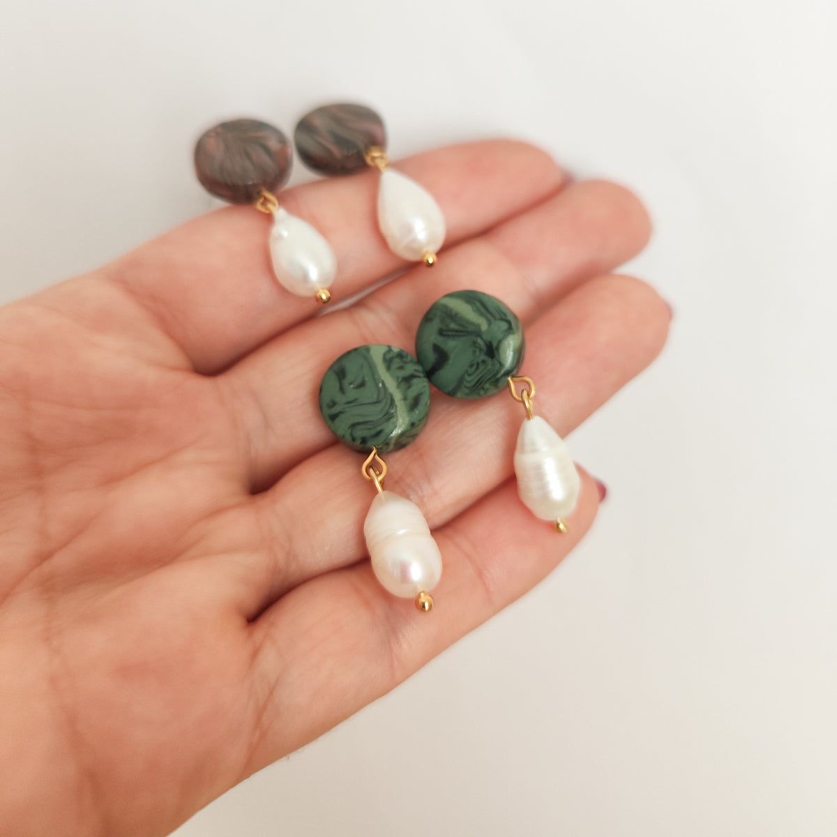 Pendientes Pequeños de Perlas y Arcilla
